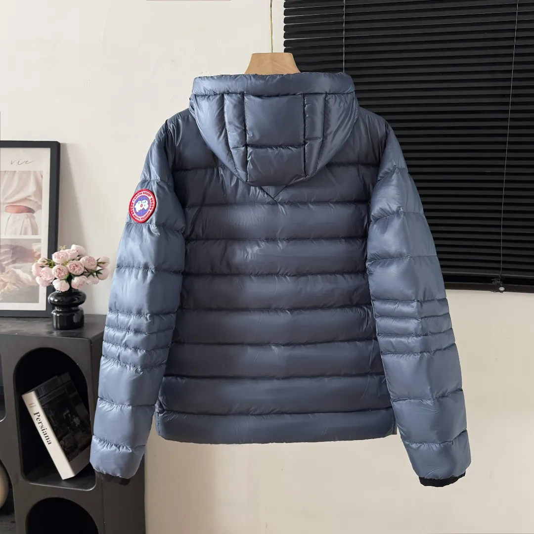 Style number: Y 76 top purchasing version 𝘾𝘼𝙉𝘼𝘿𝘼 𝙂𝙊𝙊𝙎𝙀/Canada Goose 2227 lightweight model. Super Lightweight, no weight on the upper body at all! Show more temperament‼ Canada Goose, a Canadian brand, has always been recognized as the warmest down jacket. Various Instagram celebrities, Internet celebrities, and celebrities often wear it for street photos. I make Canada Goose every year, but I still can’t get rid of my love for the goose. No matter how cold the winter is, there is no need to be afraid. Canada Goose is the legendary warmest down jacket and is known as a must-have for Arctic outdoor sports! The most popular down jacket in the world, celebrities are rushing to buy it, it is a must-have! Sizes: S-2XL Color: Silver Gray (Red Label) Silver Gray (Black Label), Black (Red Label), Black (Black Label), Dark Blue, Light Blue